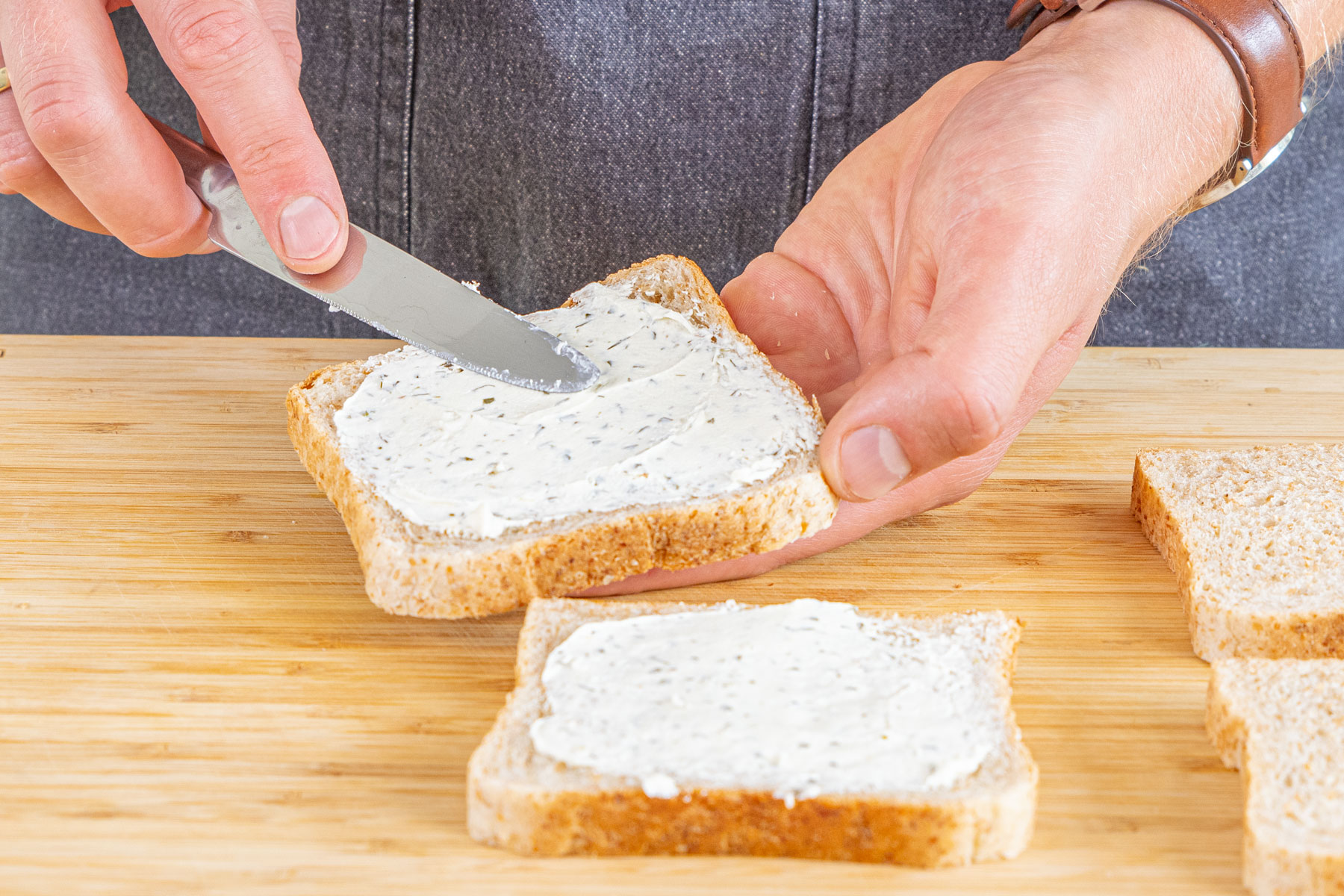 Toast mit Frischkäse beschmieren