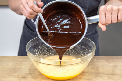 Butter-Schoko-Mischung zur Eimasse geben