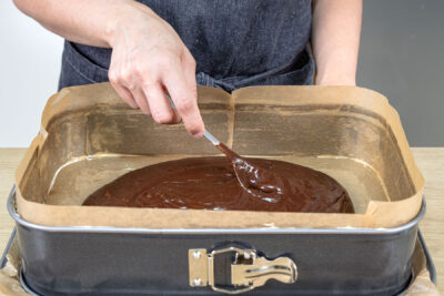 Brownie-Teig in Springform verteilen