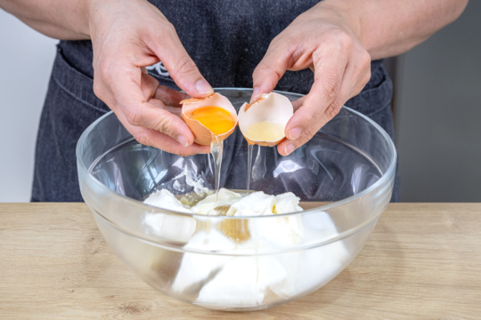Frischkäse mit Eiern, Zucker und Vanillepaste aufschlagen