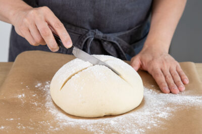 Buttermilchbrot einschneiden
