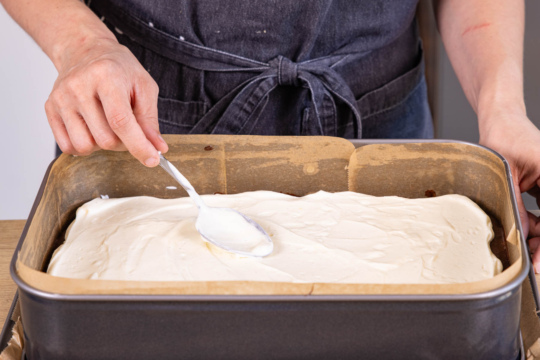 Cheesecake-Masse verteilen