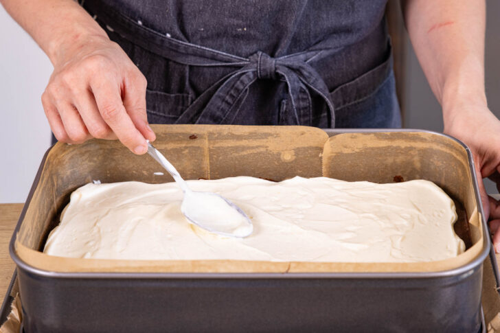 Cheesecake-Masse verteilen