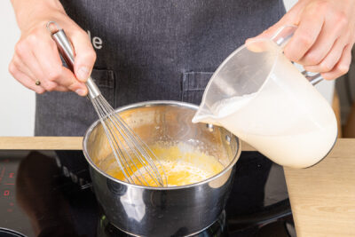Milch und Eier verrühren