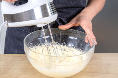 Butter mit Zucker, Vanillezucker und Salz aufschlagen