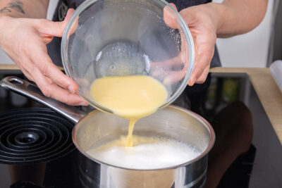 Puddingpulver mit Milch vermengen