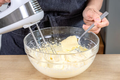Pudding zur Butter geben