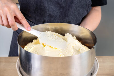 Buttercreme auf Donauwelle aus der Springform verstreichen