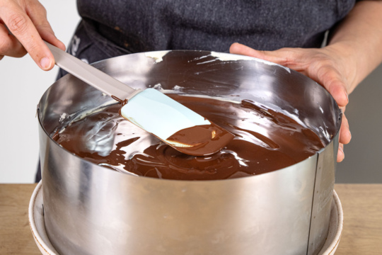 gebackenen Marmorkuchen mit Schokolade bedecken
