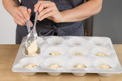 Teig in das Muffinblech geben
