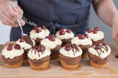 Donauwellen-Muffins dekorieren