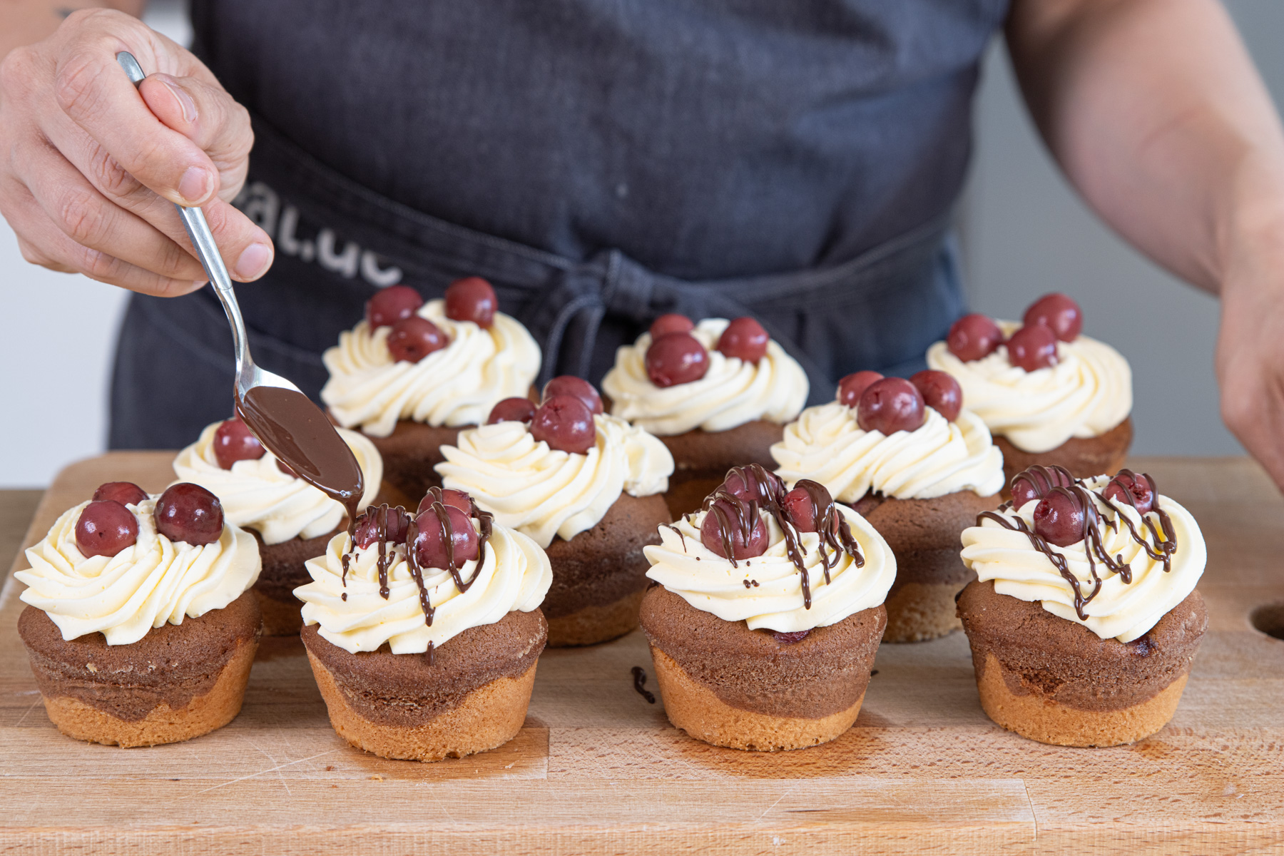 Donauwellen-Muffins dekorieren