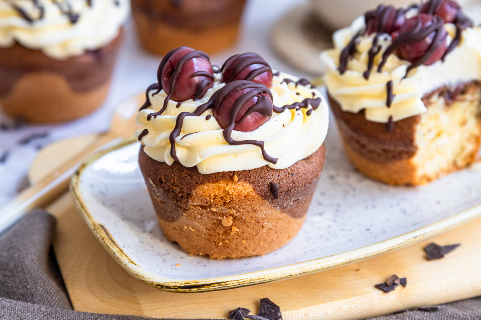 Saftige Kirschmuffins mit weißer Schokolade | Rezept