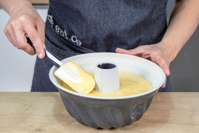 Teig für Eierlikörkuchen in Gugelhupfform geben