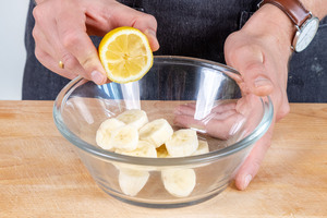 Zitronensaft über die Bananenscheiben geben