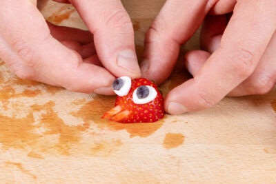 Augen auf den Erdbeerkopf setzen