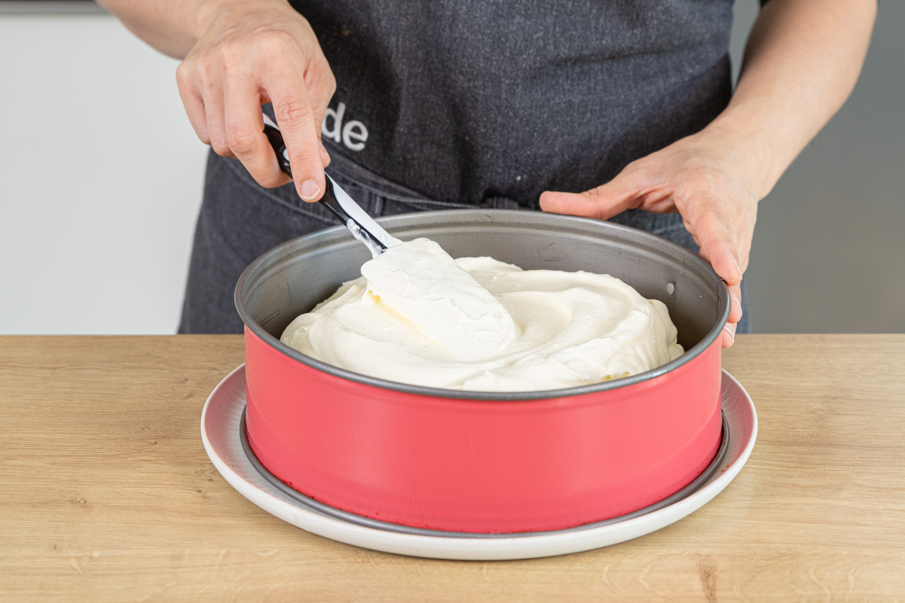 Fantakuchen mit der Creme bestreichen