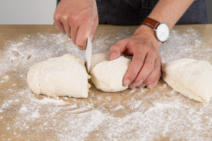 Hefeteig für Pizzabrötchen dritteln