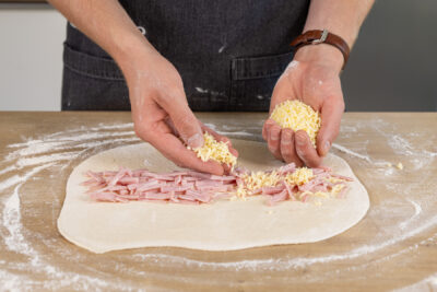 Mit Käse und Schinken belegen