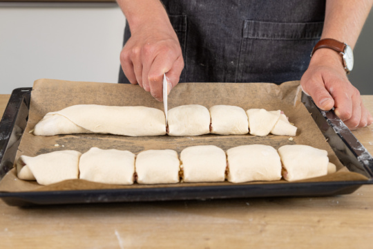 Teig rollen in Brötchen teilen