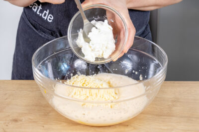 Käse und Quark zur Eimasse geben