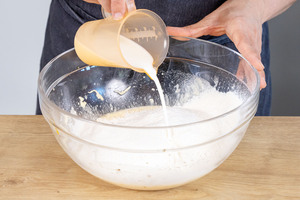 Milch zum Teig gießen