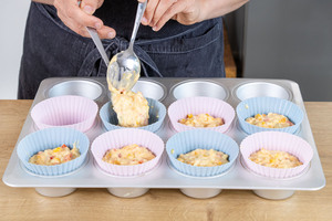 Gemüsemuffinmass in die Förmchen füllen