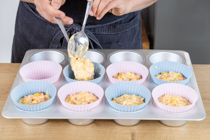 Gemüsemuffinmass in die Förmchen füllen