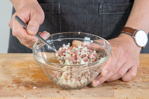 Zwiebeln und Speck vermengen
