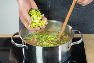 Lauch zur Gerstensuppe geben