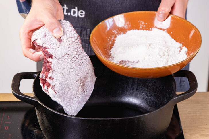 Mehlierte Ochsenbäckchen braten