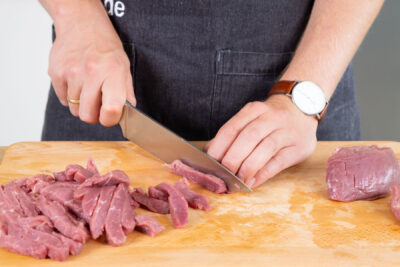 Rinderfilet schneiden.