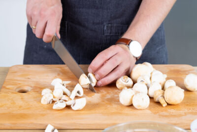 Champignons schneiden.