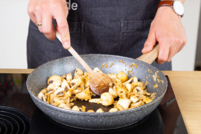 Zwiebeln und Champignons anbraten.