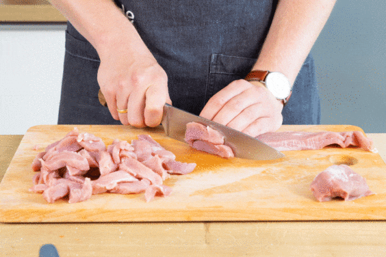 Schweinefilet in kleine, dünne Streifen schneiden.