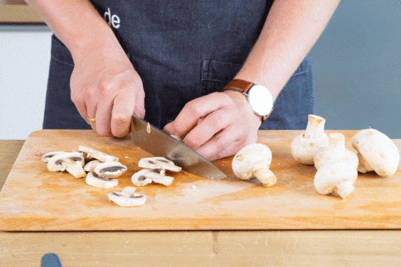 Champignons in feine Streifen schneiden.