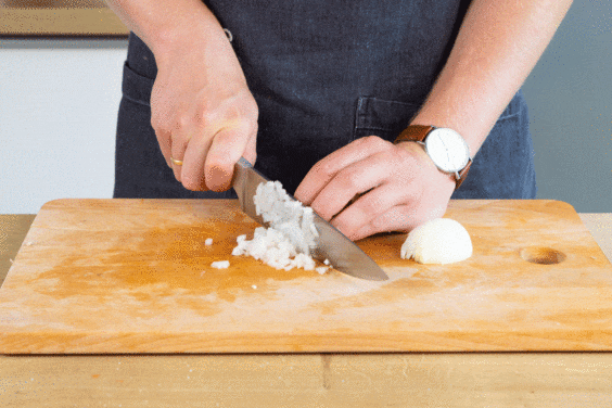 Zwiebeln schälen und in feine Würfel schneiden.