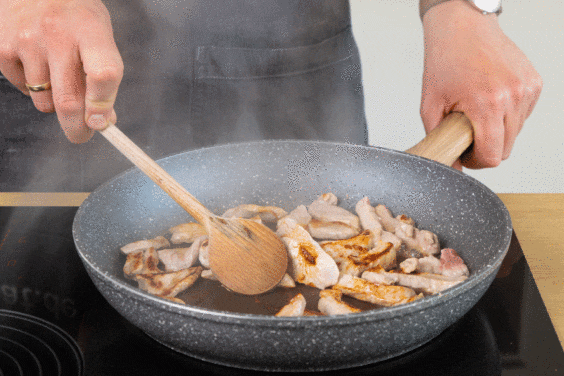 Pfanne erhitzen und das Fleisch darin anbraten.