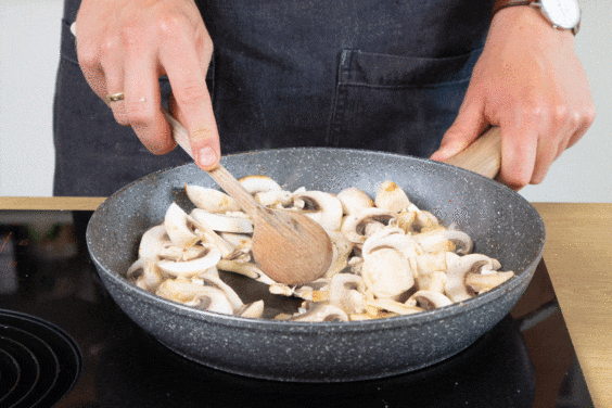 Champignons und Zwiebeln anbraten.