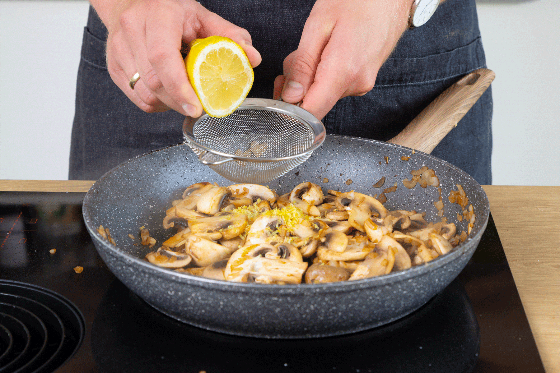 Zitronensaft durch ein Sieb pressen.