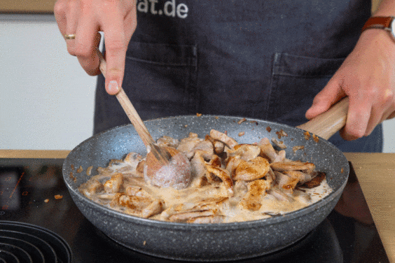 Fleisch wieder in die Pfanne geben.