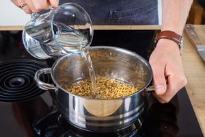Wasser zu den eingeweichten Grünkernen geben