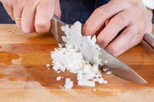 Zwiebel schneiden