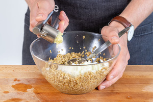 Knoblauch zum eingeweichten Grünkern geben