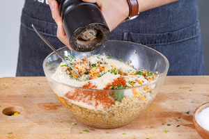 Masse mit Pfeffer würzen