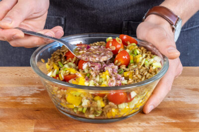 Dressing zum Grünkernsalat geben