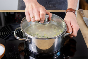 Grünkernsuppe mit Deckel kochen