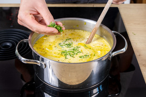 Petersilie zur Grüngernsuppe geben