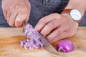 Zwiebel würfeln