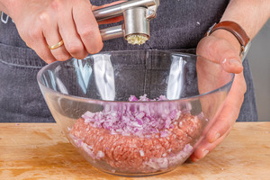 Knoblauch pressen